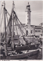 30 - GARD -LE GRAU DU ROI - LE PHARE PRES DU PORT - BATEAU DE PECHE VOILLIER - Le Grau-du-Roi