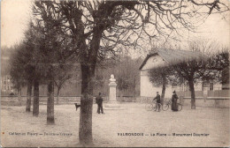 95 VALMONDOIS - La Place -Monument Daumier - Valmondois