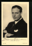 AK Schauspieler Johannes Riemann Im Anzug Mit Krawatte Und Verschränkten Armen, Original Autograph  - Schauspieler