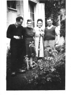 Photo Original 9x7 Cm - Deux Couples Dans Une Maison De Vacances. - Personnes Anonymes