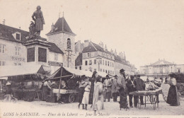 LONS LE SAUNIER            PLACE DE LA LIBERTE. UN JOUR DE MARCHE         PRECURSEUR - Lons Le Saunier