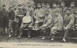 CPA56- PRISONNIERS ALLEMANDS En Forêt- Le Salon De Coiffure - Guer Cötquidan
