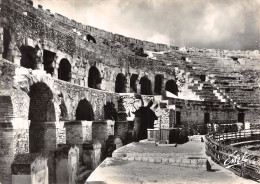 30 NIMES LES GRADINS DES ARENES - Nîmes