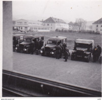 AMBULANCES MILITAIRES DANS CASERNE RENAULT R2087 ET DODGE CIRCA 1950 - Oorlog, Militair