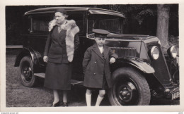 VOITURE RENAULT PRIMAQUATRE CONDUCTRICE ET ENFANT CIRCA 1930 - Automobiles