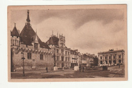 49 . Saumur . L' Hôtel De  Ville Et Le Théatre . Edit : R.Dorange - Saumur