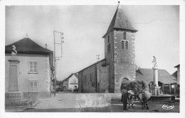 BRIORD (Ain) - La Place Et L'Eglise - Fontaine, Monument Aux Morts, Attelage De Boeufs - Voyagé (2 Scans) Putin Montpont - Unclassified