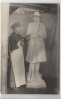 Carte Photo Sculpteur Au Travail, Statue De Soldat - Ambachten