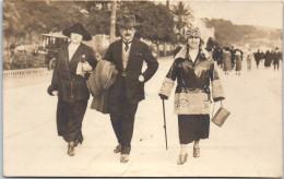 06 NICE - CARTE PHOTO - Elegants Sur La Promenade  - Autres & Non Classés