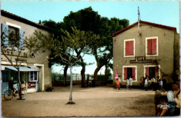 11 LES CABANES DE FLEURY - La Place Et Le Cafe  - Andere & Zonder Classificatie