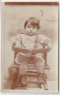 Carte Photo Enfant Sur Sa Chaise En Tenue D'époque - Autres & Non Classés