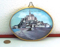 DECORATION MURALE SOUS GLOBE PLASTIFIE DES ANNEES 60 " SOUVENIR DU MONT SAINT MICHEL " - Recordatorios