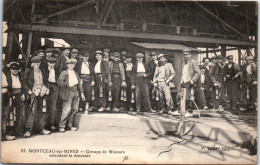 71 MONTCEAU LES MINES - Mineurs Attendant La Descente  - Montceau Les Mines