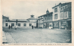 ST MAIXENT L’ECOLE (Deux-Sèvres) Place Des Halles Et La Statue De Judith - Saint Maixent L'Ecole