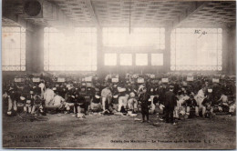 75 PARIS - Marche De L'armee 1904 - Le Vestiaire Apres La Marche - Sonstige & Ohne Zuordnung