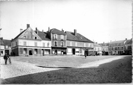 28 AUNEAU - Vue De La Place Du Marche. - Auneau