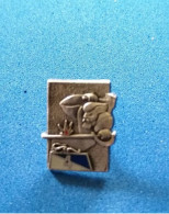 Pin's Insigne Du 4eme Régiment Du Matériel RMAT Y.Delsart Sens 89100 - Armée De L'air