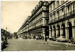 CPSM Dentelée 10.5 X 15 PARIS  La Rue De Rivoli Et Ses Arcades  à Hauteur Du Jardin Des Tuileries * - Sonstige & Ohne Zuordnung