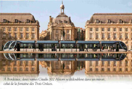 Trains - Tramways - Bordeaux - Deux Rames Citadis 302 Alstom Se Dédoublent Dans Un Miroir Celui De La Fontaine Des Trois - Tramways
