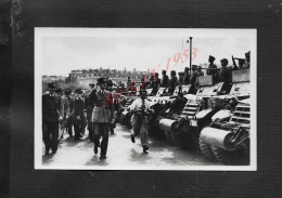 MILITARIA CARTE PHOTO MILITAIRE LE GÉNÉRAL DE GAULLE DEVANT LES BLINDÉS CHAR PARIS : - Oorlog 1939-45