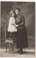 Carte Photo Femme Et Enfant En Tenue D'époque - Mode