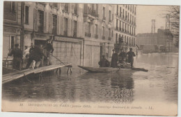 PARIS : Inondations 1910 , Sauvetage  Bd De  Grenelle - Inondations De 1910