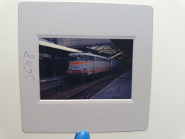 Photo Diapo Diapositive Originale TRAIN Wagon Locomotive Electrique SNCF BB 16058 PARIS GARE ST LAZARE 11/91 VOIR ZOOM - Dias