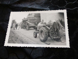 P-1151 , Photo, Automobile, Un Tracteur Et Une Moissonneuse Batteuse De L'époque - Automobile