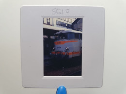 Photo Diapo Diapositive Originale TRAIN Wagon Locomotive Electrique SNCF BB 16058 PARIS GARE ST LAZARE 11/91 VOIR ZOOM - Diapositives (slides)