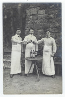 Carte Photo - Bouchers ( Ou Charcutiers ?) Buvant Une Bière - A Identifier