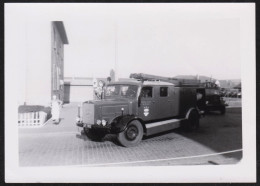 Photographie Camion De Pompier Firetruck De Marque Opel, Enseigne à Identifier, Non Située, Format 8,3x11,5cm - Guerre, Militaire