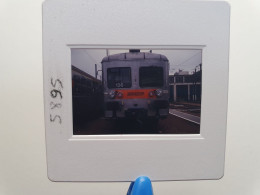 Photo Diapo Diapositive Originale Slide TRAIN Wagon Rame Banlieue SNCF 16136 à LA CHAPELLE Le 10/01/92 VOIR ZOOM - Diapositives