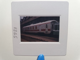 Photo Diapo Diapositive Originale Slide TRAIN Wagon Voiture Spéciale SNCF Du Service V LA VILLETTE Le 10/01/92 VOIR ZOOM - Diapositives (slides)