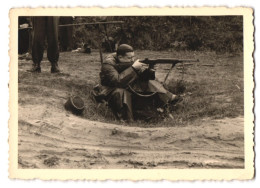 2 Fotografien Bundeswehr Lehrgang, Ausbildung Im Maschinenpistolenschiessen Bei Coburg 1955  - War, Military