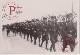 GUARDIAS DE ASALTO. DESFILE MILITAR SAN SEBASTIAN. 1935 PRE GUERRA CIVIL II REPUBLICA ESPAÑA 18X12CM - Krieg, Militär