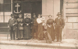 CARTE PHOTO - Une Grande Famille Et Un Chien Devant Un Magasin - Transports Par B? - Carte Postale Ancienne - Photographs