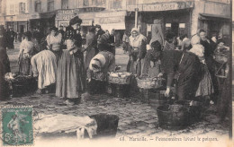 MARSEILLE (Bouches-du-Rhône) - Poissonnières Lavant Le Poisson - Voyagé (2 Scans) - Unclassified