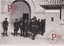 SEVILLA. PUERTA DE LA CARCEL. JEFES GUARDIAS DE ASALTO MANTENIENDO ORDEN. PRE GUERRA CIVIL II REPUBLICA ESPAÑA 18X12CM - War, Military