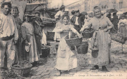 MARSEILLE (Bouches-du-Rhône) - Groupe De Poissonnières Sur Le Quai - Voyagé 1911 (2 Scans) - Puerto Viejo (Vieux-Port), Saint Victor, Le Panier