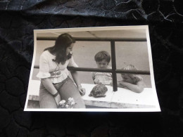 P-1199 , Photo , Jeunes Enfants Jouant Avec Une Tortue, Circa 1970 - Personnes Anonymes