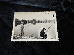 P-1206 , Photo , Pêcheurs Au Bord D'un Lac, Circa 1960 - Personnes Anonymes