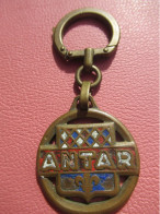 Carburant/ ANTAR /Vintage /Ecusson / AUGIS Lyon/Bronze Cloisonné Peint  /Vers 1960-1970       POC796 - Porte-clefs