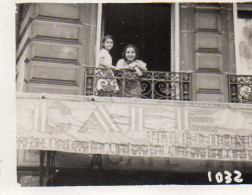 Photographie MOrys Vintage Snapshot Balcon Fenêtre Fillette Femme - Personnes Anonymes