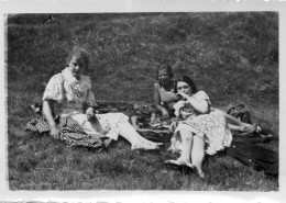 Photographie Amateur Vintage Snapshot Groupe Mode Fashion Jambes Pic-nic - Personnes Anonymes