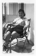 Photographie Amateur Vintage Snapshot Balcon Assise Femme Jambes  - Anonymous Persons