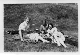 Photographie Amateur Vintage Snapshot Groupe Mode Fashion Jambes Pic-nic - Personnes Anonymes