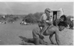 Photographie Amateur Vintage Snapshot Bénerville Drôle Gag Enfant - Lieux