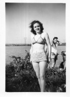 Photographie Anonyme Vintage Snapshot Maillot De Bain Jambes Sexy  - Personnes Anonymes