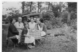 Photographie Anonyme Vintage Snapshot Pic-nic Pique Nique Famille Forêt - Personnes Anonymes
