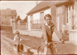 Photographie Anonyme Vintage Snapshot Vélo Bicyclette Charette Attelage Enfant - Autres & Non Classés